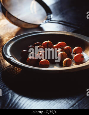 Rote Stachelbeeren in Vintage Schüssel Stockfoto