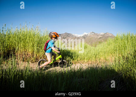 Junge, Radfahren im Park, Sandy, Utah, USA Stockfoto