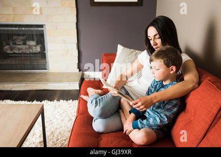 Sohn Mutter Lehre Buch auf sofa Stockfoto