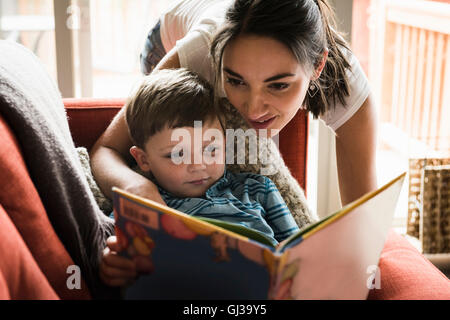 Sohn Mutter Lehre Buch auf sofa Stockfoto