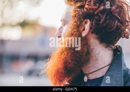 Profil von jungen männlichen Hipster mit roten Haaren und Bart Stockfoto