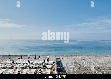 Reihen von Sonnenschirmen, Nizza, Côte d ' Azur, Frankreich Stockfoto