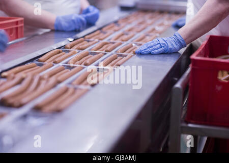 Fabrikarbeiter auf Tofu-Wurst-Produktionslinie Stockfoto