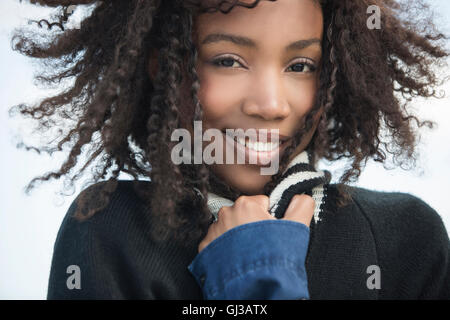 Junge Frau Kältegefühl im wind Stockfoto