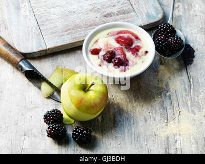 Apfel mit Haut geschält, Brombeeren, Apfel und Brombeere Creme, weiß gewaschen und zerkratzte Holzoberfläche Stockfoto