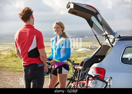 Radfahrer im Chat vor der Fahrt Stockfoto