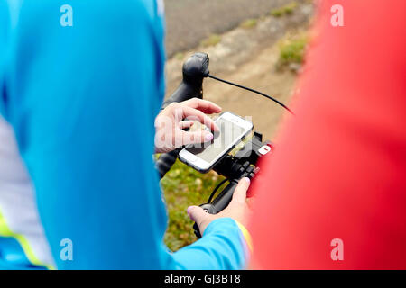 Radfahrer anhalten, um GPS auf dem Handy nutzen Stockfoto