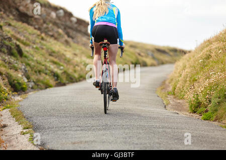 Radsportler auf Landstraße Stockfoto