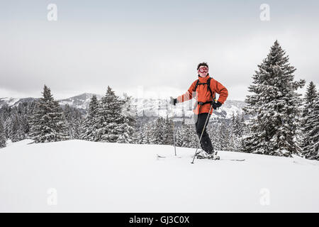 Porträt von männlichen Skifahrer auf Berg in Kranzegg, Bayern, Deutschland Stockfoto