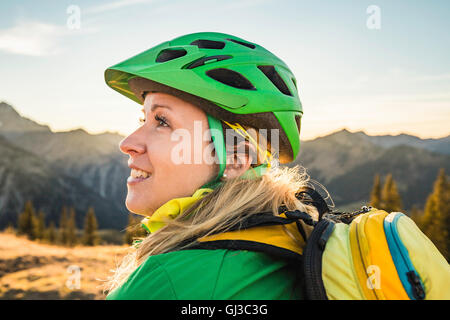 Radfahrer, die Aussicht auf Berg Bikerevier Kleinwalsertal Wanderwege unter Walser Hammerspitze, Österreich Stockfoto