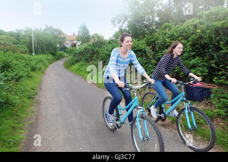 Zwei jungen Erwachsenen Schwestern Feldweg radeln Stockfoto