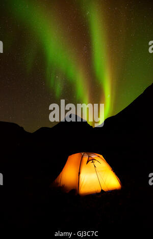 Beleuchteten Zelt und Aurora Borealis in der Nacht, Chibiny Berge, Kola-Halbinsel, Russland Stockfoto