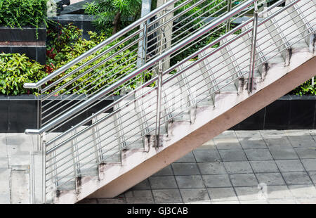 Moderne Überführung Brücke in der Nähe der Gehweg im Stadtgebiet, Thailand. Stockfoto