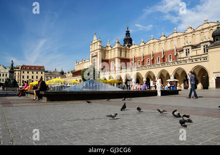 Krakau, Polen - Juni 16: Unidentified Touristen Marktplatz vor Renaissance Sukiennice auch bekannt als Th Stockfoto