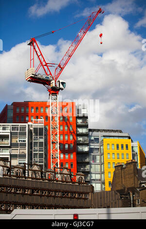 LONDON, UK - 25. Juli 2015: Hell-farbige Fassade des modernen Central Saint Giles Mischnutzung in London, England. Stockfoto