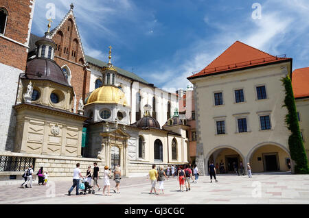 Krakau, Polen - Juni 16: Unbekannten Touristen Wawel-Kathedrale, königliche Schloss in Krakau, Polen am 16. Juni, 2013.Krakow Stockfoto