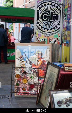 LONDON-27. Juni: Shopper am Spitalfields Antic Markt Juni 27,2016 in London. Das Plakat für Hollywood-Filme auf dem Markt. Stockfoto