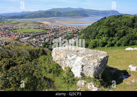 Die 'Rocking Stein' 'Maen Sigl"auf den Great Orme, Llandudno mit Blick auf West Shore Beach Stockfoto