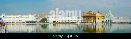 AMRITSAR, Indien - Dezember 12: Gläubige besuchen Heiligen goldenen Tempel (Harmandir Sahib) und rituelle Baden am Heiligen la Stockfoto