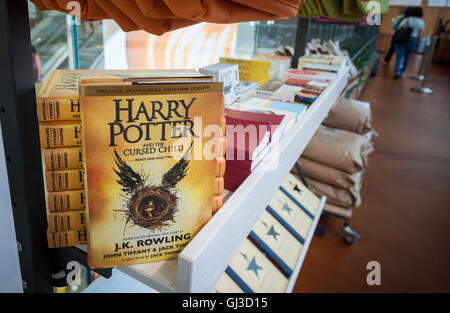 "Harry Potter und das verfluchte Kind" das Skript des Harry Potter Spielen auf den Verkauf in einem Geschäft in New York auf Donnerstag, 11. August 2016. (© Richard B. Levine) Stockfoto