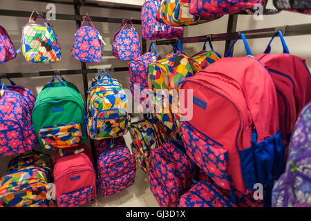 Eine zurück zur Schule Anzeige von Vera Bradley Rucksäcke in Macy's in New York auf Dienstag, 9. August 2016. Back-to-School ist die zweite größte shopping-Saison. (© Richard B. Levine) Stockfoto