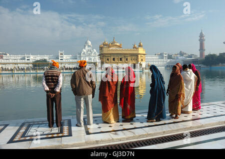 AMRITSAR, INDIEN - 12. DEZEMBER: Die Menschen beten am heiligen See des berühmten Goldenen Tempels - dem wichtigsten heiligen Ort der sikh-Religion Stockfoto