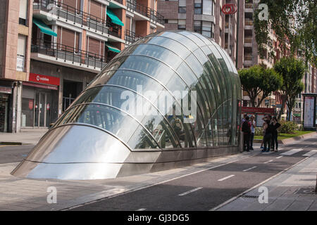 Bilbao Zug u-Bahn u-Bahn Eingang/Ausgang. Stockfoto