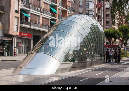 Bilbao Zug u-Bahn u-Bahn Eingang/Ausgang. Stockfoto