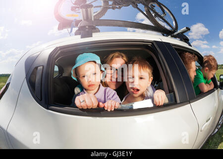 Große, glückliche Familie auf Urlaubsreise im Sommer gehen Stockfoto