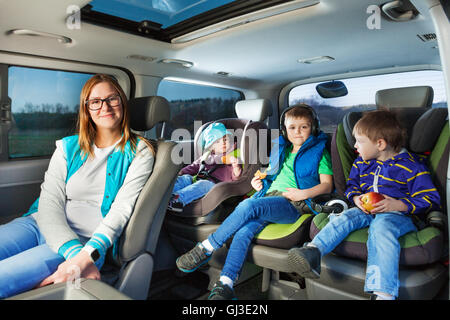 Porträt der Mutter und drei jungen, die in einem Auto sitzen Stockfoto