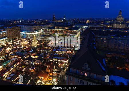Dresden: Blick vom Kirche Kreuzkirche auf Weihnachten Markt Striezelmarkt am Altmarkt, im Hintergrund das alte Stockfoto