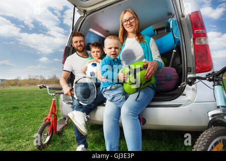 Glücklich sportliche Familie in den Sommerurlaub Stockfoto