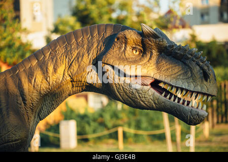 NOVI SAD, Serbien - 5. August 2016: Allosaurus Größe Lebensmodell prähistorischen Tieres im Thema Entertainment Dino-Park. Stockfoto