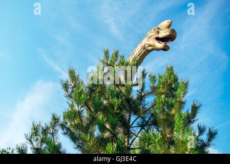 NOVI SAD, Serbien - 7. August 2016: Brachiosaurus Leben Größe Modell des prähistorischen Tieres im Thema Entertainment Dino-Park. Stockfoto