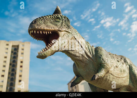 NOVI SAD, Serbien - 7. August 2016: Carnotaurus Leben Größe Modell des prähistorischen Tieres im Thema Entertainment Dino-Park. Stockfoto