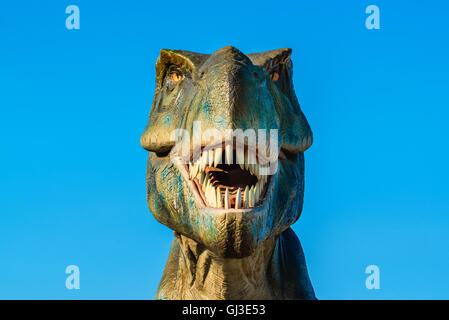 NOVI SAD, Serbien - 5. August 2016: Tyrannosaurus Leben Größe Modell des prähistorischen Tieres im Thema Entertainment Dino-Park. Stockfoto