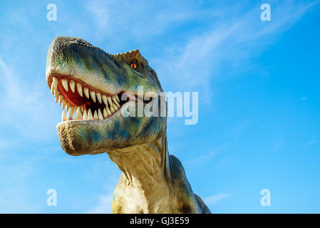 NOVI SAD, Serbien - 7. August 2016: Tyrannosaurus Leben Größe Modell des prähistorischen Tieres im Thema Entertainment Dino-Park. Stockfoto