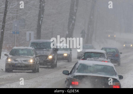 Dresden: Straße mit Autos bei Schneefall, Deutschland, Sachsen, Sachsen, Stockfoto