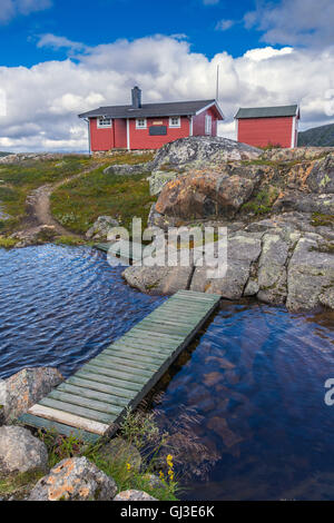 Holzhütten Zweitwohnsitz, in Wildnis, Arktis Norwegen mit Steg Stockfoto