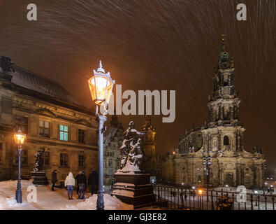 Dresden: Blick von der Brühlschen Terrasse am Schloss und Kathedrale (Hofkirche) im Schnee, Deutschland, Sachsen, Sachsen, Stockfoto