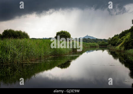 Ein Blick vom Schinken Wand dunkle Wolken und starker Regen über Glastonbury Tor. Stockfoto