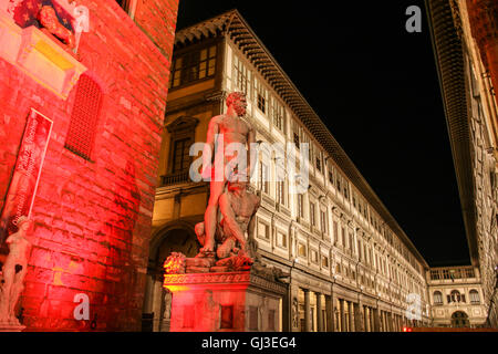 Statue beleuchtet bei Nacht im Palazzo Vecchio mit berühmten Uffizien, Florenz/Firenze, Toskana, Italien. © Paul Quayle Stockfoto