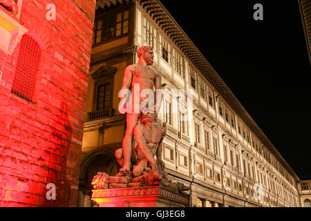 Statue beleuchtet bei Nacht im Palazzo Vecchio mit berühmten Uffizien, Florenz/Firenze, Toskana, Italien. © Paul Quayle Stockfoto