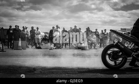 Zuschauer beobachten einem Konkurrent Burnout seine Reifen Erwärmung um Traktion, bevor eine Drag-Racing-Event zu gewinnen. Stockfoto