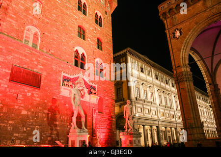 Statue beleuchtet bei Nacht im Palazzo Vecchio mit berühmten Uffizien, Florenz/Firenze, Toskana, Italien. © Paul Quayle Stockfoto