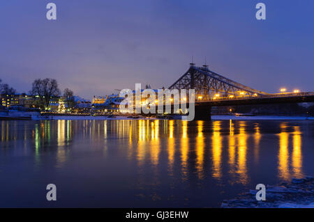 Dresden: Brücke "Blaues Wunder" über Elbe mit Blick auf die Schillerplat im Schnee, Deutschland, Sachsen, Sachsen, Stockfoto