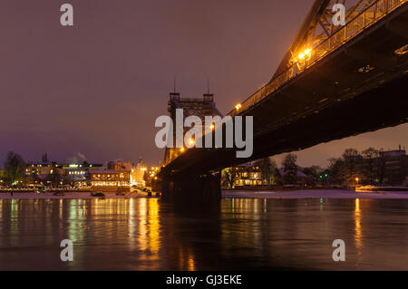 Dresden: Brücke "Blaues Wunder" über Elbe mit Blick auf den Schillerplatz im Schnee, Deutschland, Sachsen, Sachsen, Stockfoto