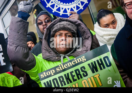 Chicago, Illinois - 28. November 2014: Auffällig Walmart Mitarbeiter und Unterstützer Protest außerhalb eines Ladens am schwarzen Freitag. Stockfoto