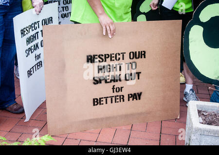 Bentonville, Arkansas - 6. Juni 2013: Auffällig Walmart Arbeiter protestieren in den zentralen Platz Bentonville, Arkansas, in der Nähe des Unternehmens home-Office. Stockfoto