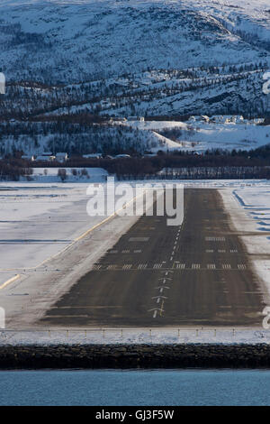 Gesamtansicht der Start-und Landebahn am Flughafen Alta in Norwegen. Stockfoto